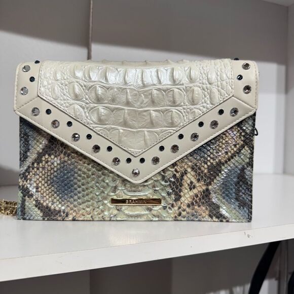 Finial price drop
Brahmin Kylie NWOT
White and Gray Women's Bag - Picture 2 of 5